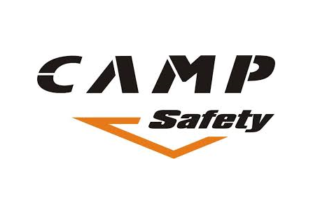 Logotyp włoskiego producenta Camp Safety. Wyraz camp jest czarny i napisany drukowanymi literami, natomiast safety z wielkiej litery, znajduje się nieco poniżej. Przy drugim wyrazie znajduje się łamana, pomarańczowa linia, zaczynająca się przy s i kończąca przy e.