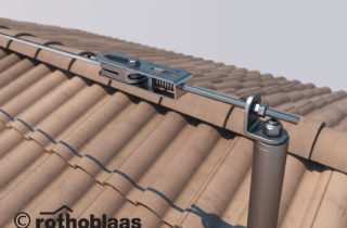 Widoczny słupek asekuracyjny na dachu spadzistym z dachówką