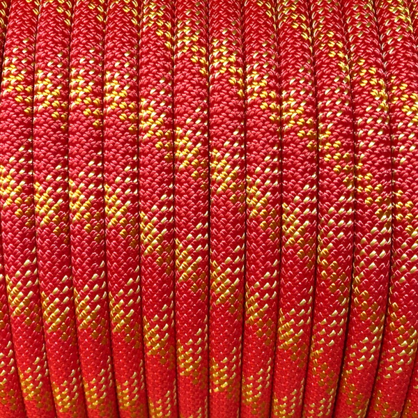 czerwona lina nawinięta na bęben, lina dynamiczna 10 mm marki Tendon