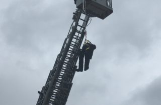 Ratownik wysokościowy uwalnia manekina wiszącego po upadku z wysokości.