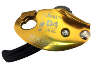 Zdjęcie przedstawia przyrząd zjazdowy Beal D4 umożliwiający pracę z dostępem linowym alpinistom przemysłowym. Przyrząd jest w kolorze złotym, ma owalny kształt oraz czarną dźwignią regulacyjną.