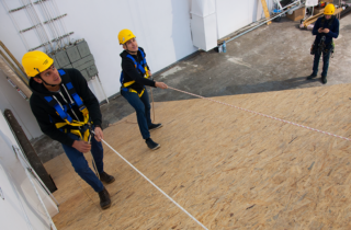 dwaj kursanci podczas szkolenia wysokościowego w Toruniu, szkolenie dotyczy bezpiecznej pracy na dachach płaskich i skośnych