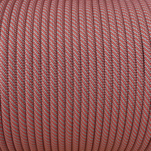 Zdjęcie przedstawia linę Smart lite o srednicy 9,8mm w kolorze czerwono szarym wykorzystywana w alpiniźmie przemysłowym