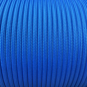 Zdjęcie przedstawia linę repsznur o średnicy 6mm w kolorze niebieskim wykorzystywana w alpiniźmie przemysłowym
