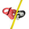 czerwony przyrząd autoasekuracyjny Back marki Rothoblaas założony na żółtą linę; zdjęcie ukazujeprzyrząd z otwartą okładziną