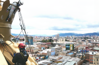 Alpinista przemysłowy pracujący w systemie dwu linowym na kopule katedry w Bogocie.
