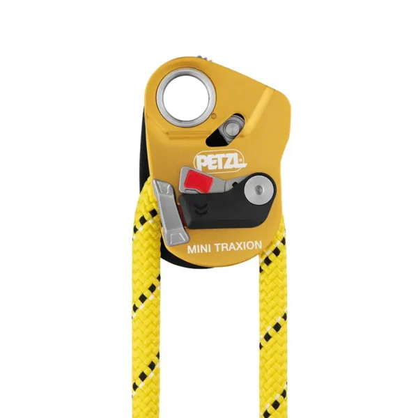 Bloczek Mini Traxion Petzl na żółtej linie – widok z przodu