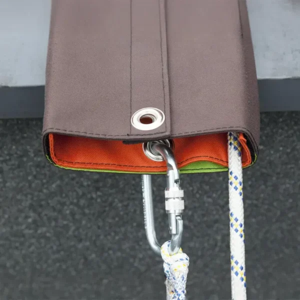 Zainstalowana Protekt AX 91 – mocna osłona liny z otworami do mocowania