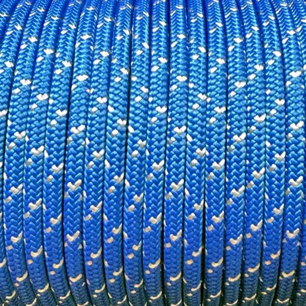 Niebieska linka pomocnicza Tendon Power Cord 5 mm w zwoju z białym oplotem.