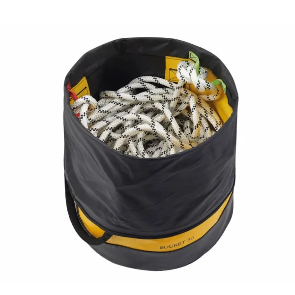 Czarny worek transportowy Petzl BUCKET 30 z liną wewnątrz.