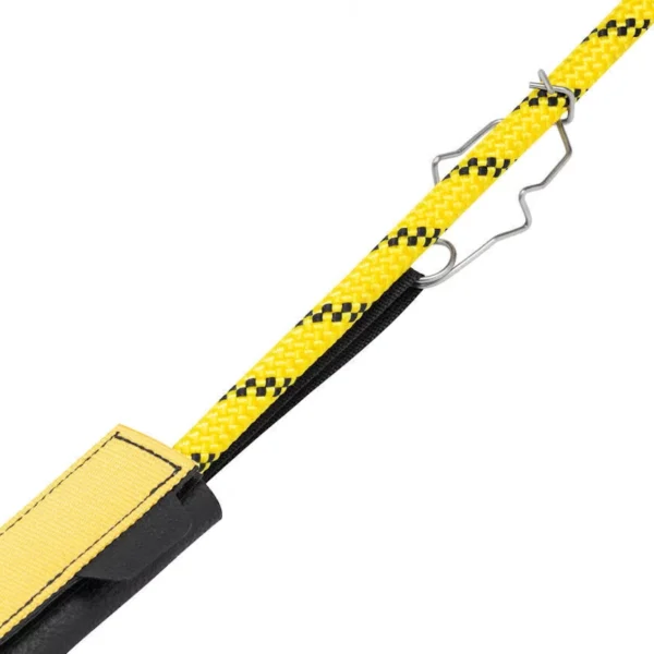 Metalowy uchwyt mocujący zabezpieczający osłonę Petzl PROTEC na żółtej linie roboczej.