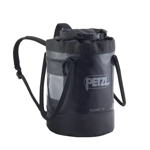 Czarny worek transportowy Petzl BUCKET 30 z szelkami i uchwytami do przenoszenia.