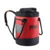 Czerwony worek transportowy Petzl BUCKET 30 z uchwytami i szelkami do przenoszenia.