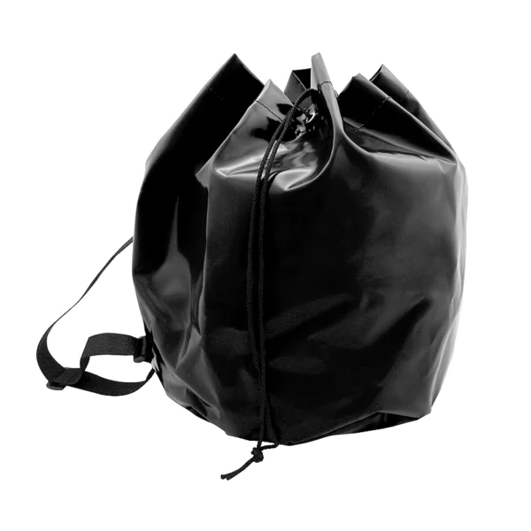 Czarny worek transportowy Protekt AX 010 z linką ściągającą i pasami do przenoszenia.