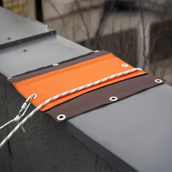 Protekt AX 91 – żółta osłona krawędziowa liny z metalowymi oczkami montażowymi i liną ochronną