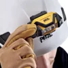 Latarka czołowa Petzl Pixa R zamontowana na kasku ochronnym