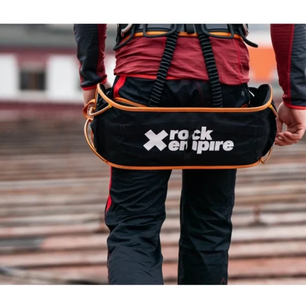 Ławka do pracy Rock Empire Ledge przypięta do uprzęży podczas pracy na wysokości