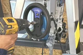 ewakuacja z przestrzeni zamkniętej dzięki urządzeniu ewakuacyjnym, które może być obsługiwane wiertarką akumulatorową