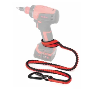 Elastyczna linka narzędziowa Rothoblaas TGSL15 z karabinkiem i krętlikiem zamocowana do elektronarzędzia.