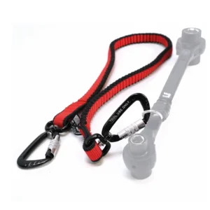 Elastyczna linka narzędziowa Rothoblaas TGSS20 z dwoma karabinkami z krętlikiem zamocowana do narzędzia.