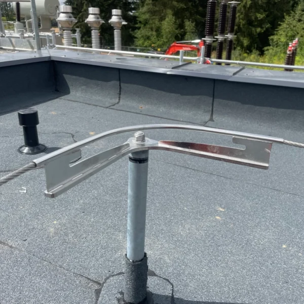Narożny element systemu asekuracyjnego Rothoblaas PATROL zamontowany na dachu płaskim – stała lina EN 795