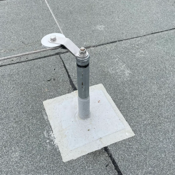 Narożny element systemu asekuracyjnego Rothoblaas PATROLANG zamontowany na dachu płaskim – stała lina EN 795