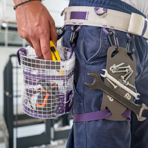 Przezroczysty woreczek na drobne narzędzia umożliwia szybki dostęp i lepszą organizację pracy.