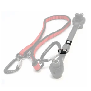 Szlufka narzędziowa Rothoblaas TGAN60 z ringiem zamocowana na kluczu i podpięta do linki narzędziowej.