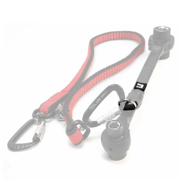 Szlufka narzędziowa Rothoblaas TGAN60 z ringiem zamocowana na kluczu i podpięta do linki narzędziowej.